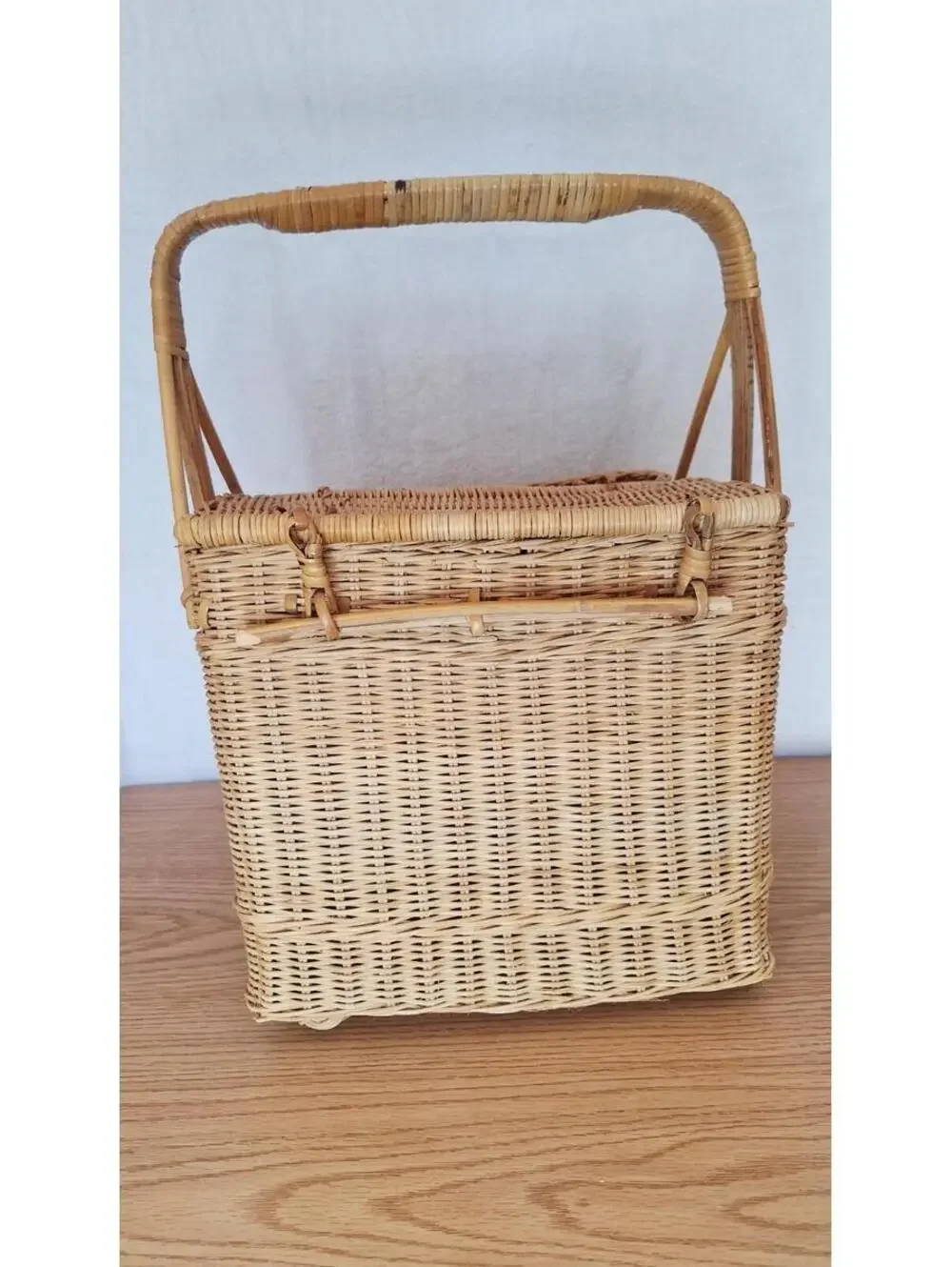 1960’s VTG Camping Wicker Picnic Basket with Double Wine Bottle Holder MCM